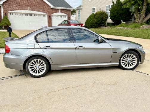 Gray 2011 BMW 328 i xDrive