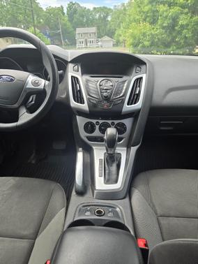 Gray 2013 Ford Focus SE