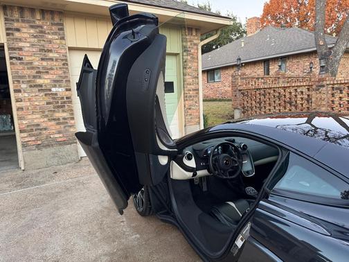 Black 2018 McLaren 570GT Base
