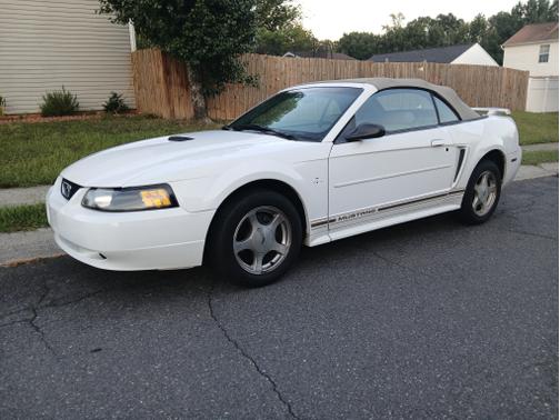 White 2001 Ford Mustang Premium