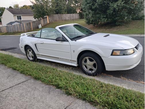 White 2001 Ford Mustang Premium