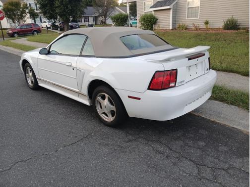 White 2001 Ford Mustang Premium