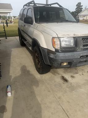 White 2001 Nissan Xterra XE