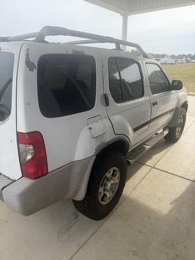 White 2001 Nissan Xterra XE