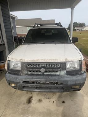White 2001 Nissan Xterra XE