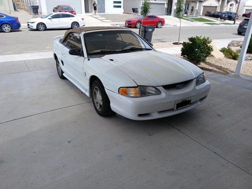 White 1998 Ford Mustang Base