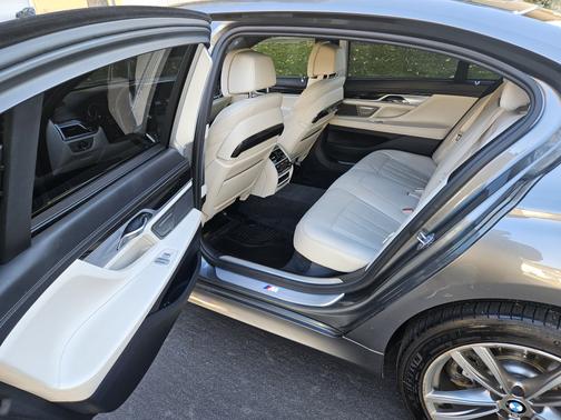 2017 BMW 740 i