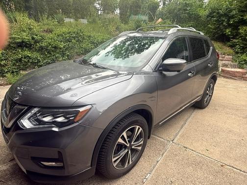 Gray 2017 Nissan Rogue SL