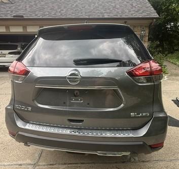 Gray 2017 Nissan Rogue SL