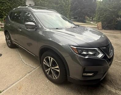 Gray 2017 Nissan Rogue SL