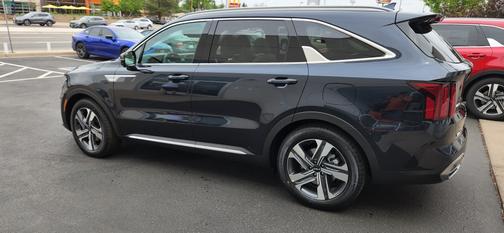 Photo 2 of 2 of 2022 Kia Sorento Plug-In Hybrid SX Prestige