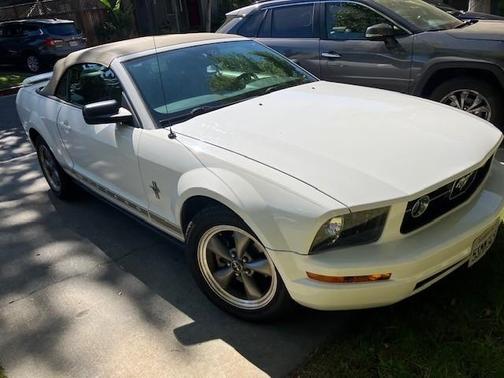 White 2006 Ford Mustang Base