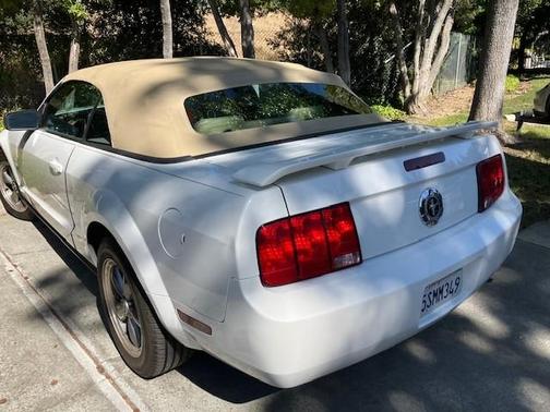 White 2006 Ford Mustang Base