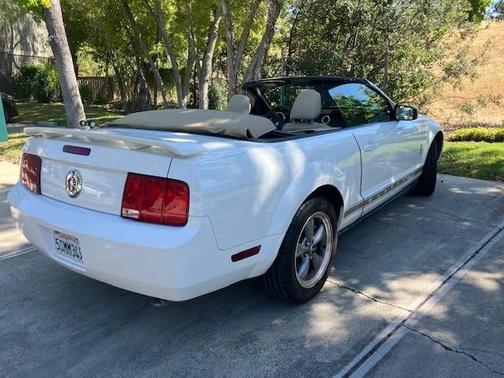 White 2006 Ford Mustang Base