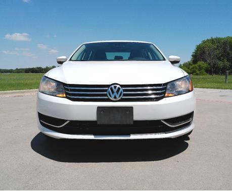 White 2014 Volkswagen Passat 2.5L SE