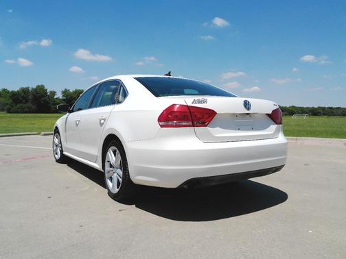 White 2014 Volkswagen Passat 2.5L SE