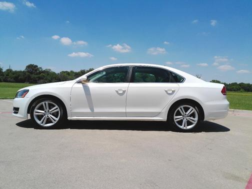 White 2014 Volkswagen Passat 2.5L SE