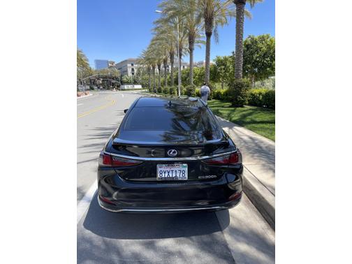 2022 Lexus ES 300h Base