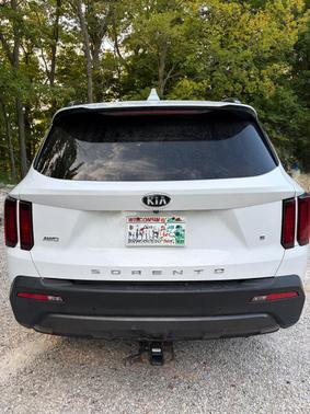 White 2021 Kia Sorento S
