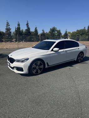 White 2019 BMW 750 i