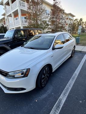 White 2013 Volkswagen Jetta Hybrid SEL Premium
