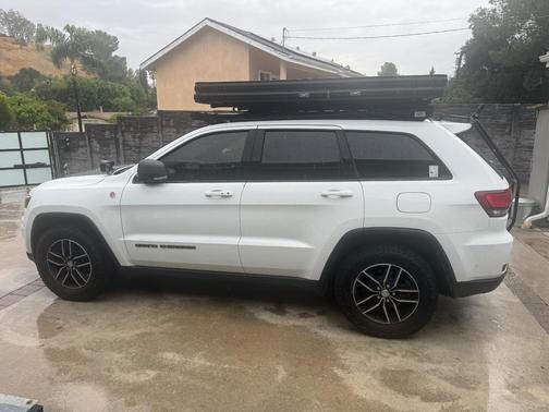 White 2018 Jeep Grand Cherokee Trailhawk