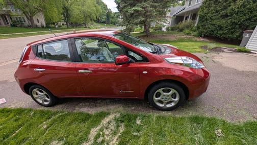 Red 2012 Nissan Leaf SL