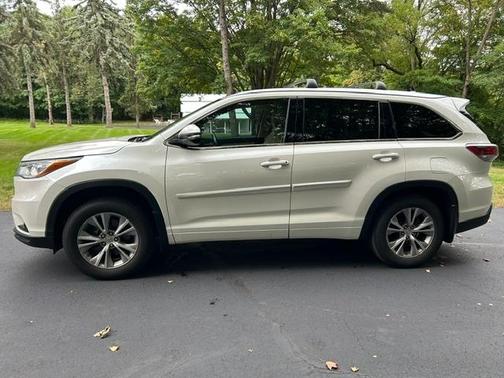 White 2015 Toyota Highlander XLE