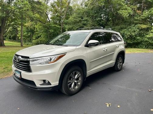 White 2015 Toyota Highlander XLE