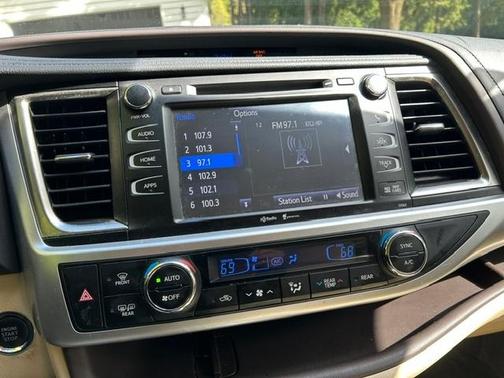 White 2015 Toyota Highlander XLE