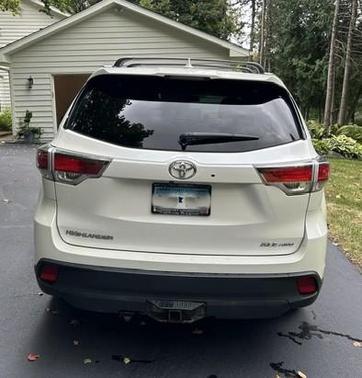 White 2015 Toyota Highlander XLE