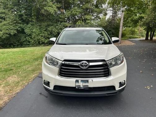 White 2015 Toyota Highlander XLE