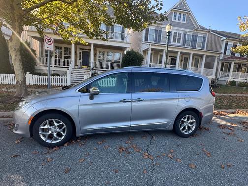 Silver 2018 Chrysler Pacifica Limited