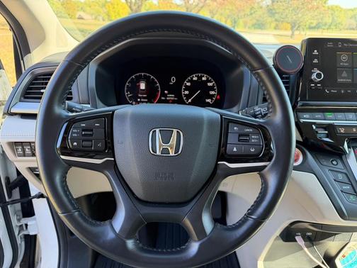White 2025 Honda Odyssey EX-L