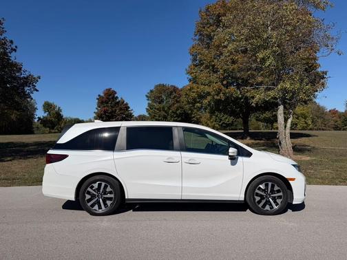 White 2025 Honda Odyssey EX-L