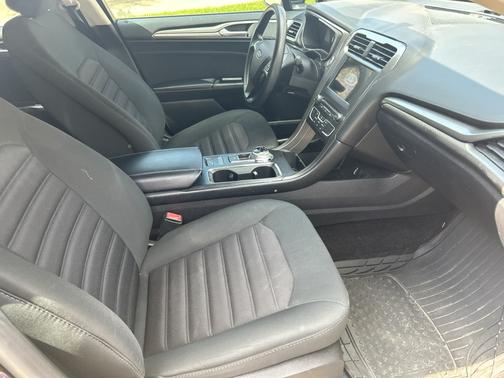 Black 2017 Ford Fusion SE