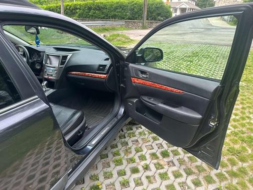 Black 2010 Subaru Outback 2.5 i Limited