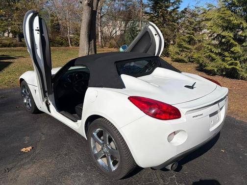 White 2009 Pontiac Solstice GXP