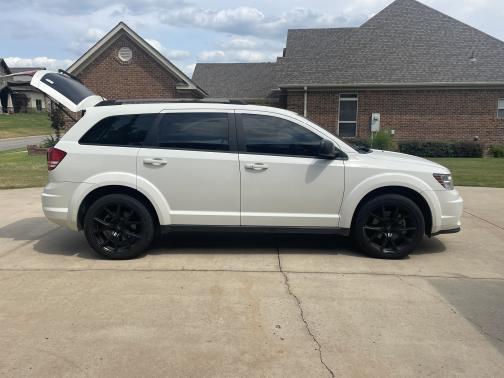 Photo 1 of 8 of 2017 Dodge Journey SE