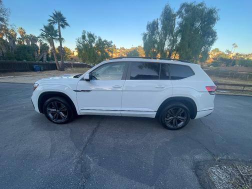 White 2021 Volkswagen Atlas 3.6L SE w/Technology R-Line
