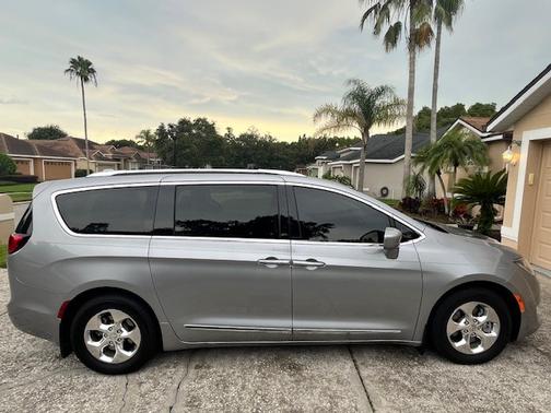 2019 Chrysler Pacifica Hybrid Touring L