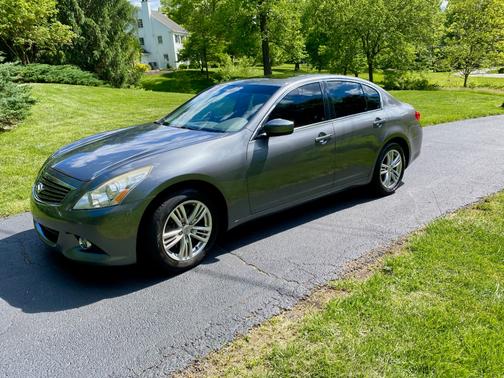Silver 2013 INFINITI G37 x