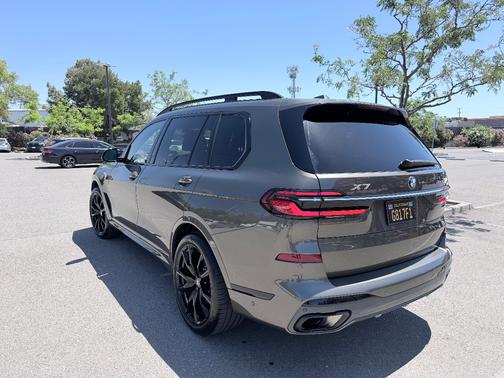 Green 2023 BMW X7 xDrive40i