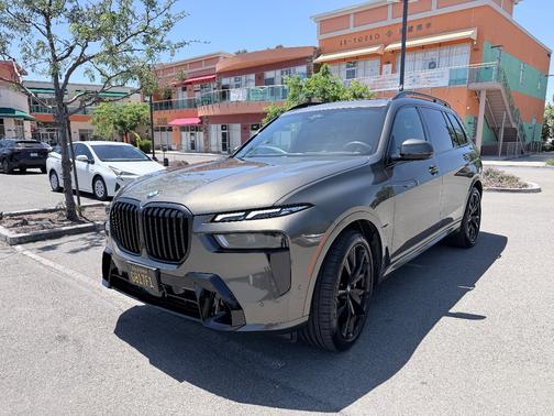 Green 2023 BMW X7 xDrive40i