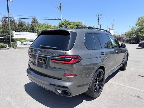 Green 2023 BMW X7 xDrive40i