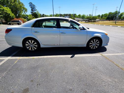 White 2011 Toyota Avalon Limited