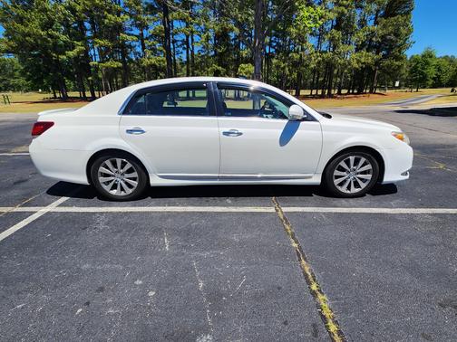 White 2011 Toyota Avalon Limited