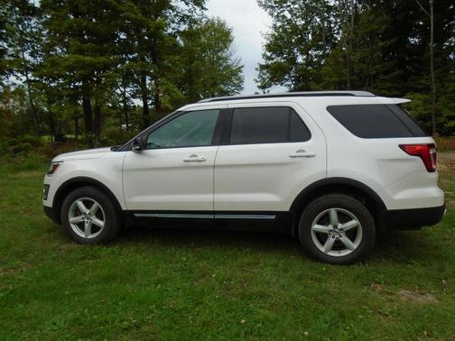 White 2017 Ford Explorer XLT