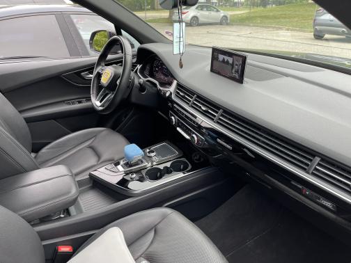 Photo 5 of 7 of 2017 Audi Q7 3.0T Premium