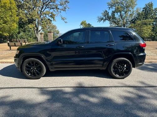 Black 2018 Jeep Grand Cherokee Altitude